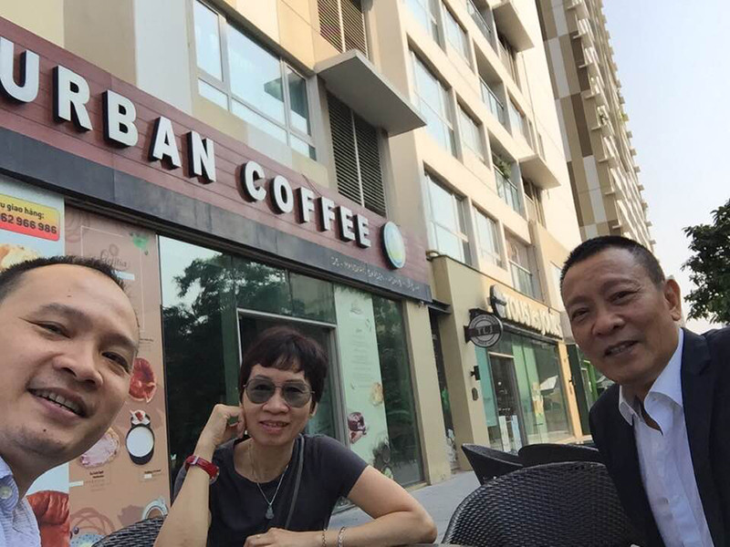 Một ngày của MC Lại Văn Sâm bắt đầu từ 6h30, tập thể dục đến 8h sau đó cùng vợ đi ăn sáng, uống cà phê. Từ 9-10h, ông đọc báo hoặc xem TV, 10h-11h30, viết lách rồi chuẩn bị ăn trưa. Ảnh: FBNV