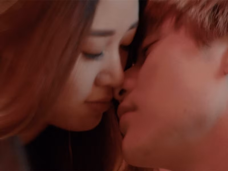 Trong "Bệnh viện thần ái", Khánh Vân có những cảnh quay khá táo bạo với bạn diễn nam.