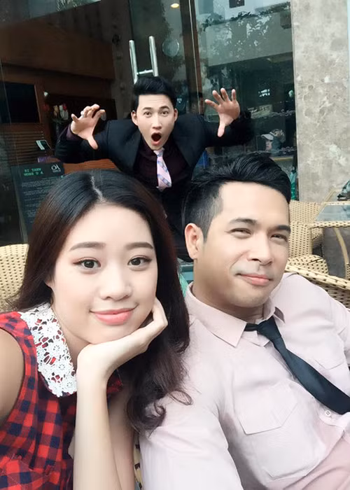 Hình ảnh nàng hoa hậu bên diễn viên Trí Quang, Trương Thế Vinh trên phim trường "Thiếu gia nhà nghèo".