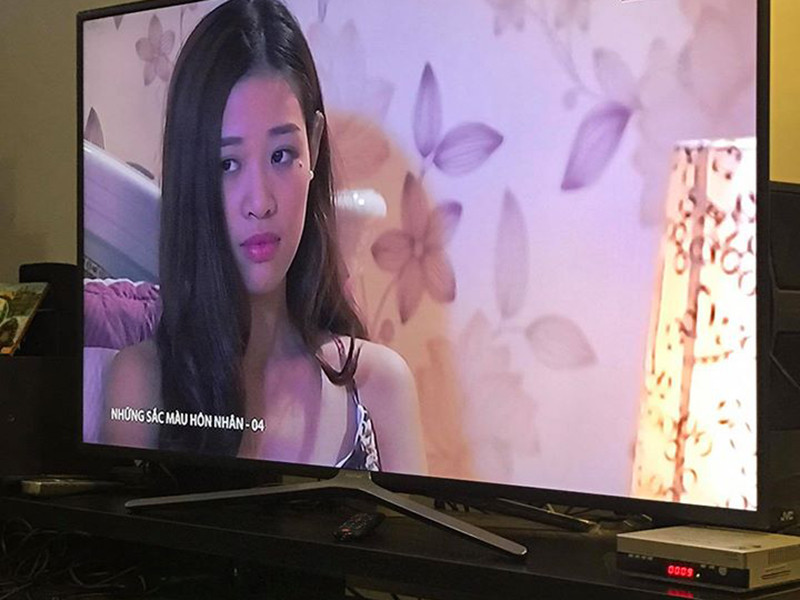 Trong bộ phim "Những sắc màu hôn nhân", Khánh Vân đóng vai cô gái vụng trộm với tình cũ đã có vợ.