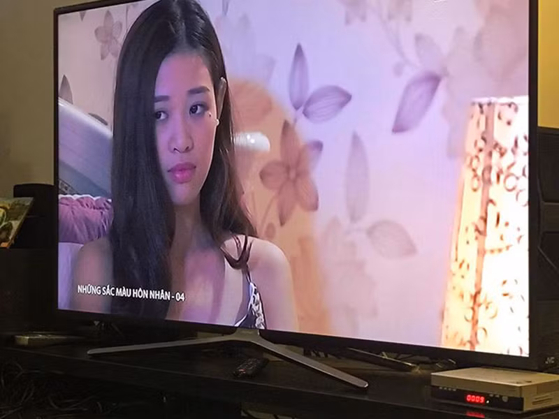 Trong bộ phim "Những sắc màu hôn nhân", Khánh Vân đóng vai cô gái vụng trộm với tình cũ đã có vợ.