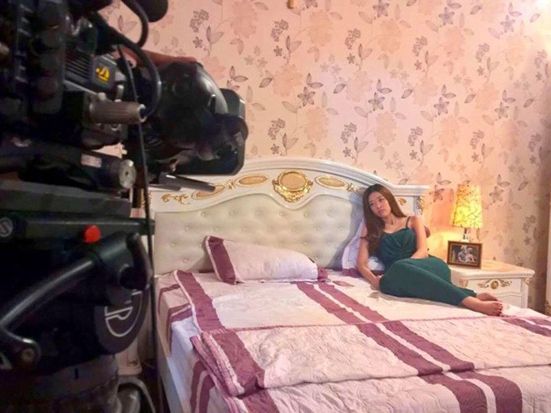 Trong phim, nàng hoa hậu có cảnh hôn nam diễn viên Hoàng Anh.