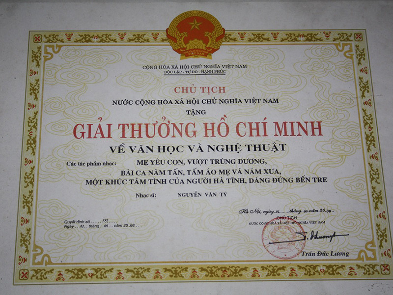 Năm 2000, “cây đại thụ” của làng âm nhạc Việt Nam được Nhà nước trao tặng Giải thưởng Hồ Chí Minh về văn học nghệ thuật cho các nhạc phẩm của mình.