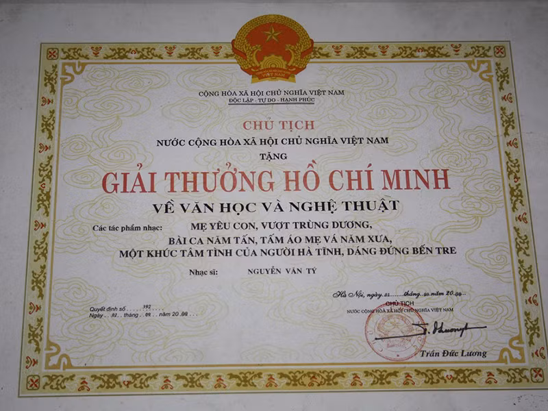 Năm 2000, “cây đại thụ” của làng âm nhạc Việt Nam được Nhà nước trao tặng Giải thưởng Hồ Chí Minh về văn học nghệ thuật cho các nhạc phẩm của mình.