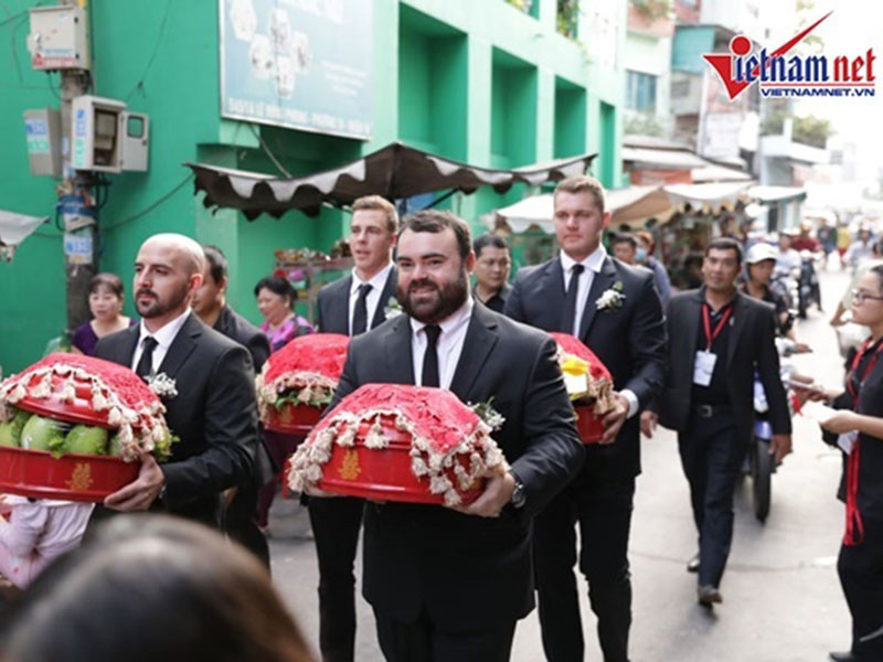 Dàn phù rể của doanh nhân Jack đều là người nước ngoài. Ảnh: Vietnamnet