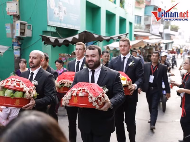 Dàn phù rể của doanh nhân Jack đều là người nước ngoài. Ảnh: Vietnamnet