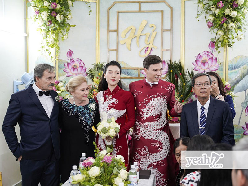 Mẹ chồng của Hoàng Oanh mặc áo dài khi đón dâu. Ảnh: Yeah1
