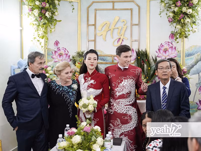 Mẹ chồng của Hoàng Oanh mặc áo dài khi đón dâu. Ảnh: Yeah1