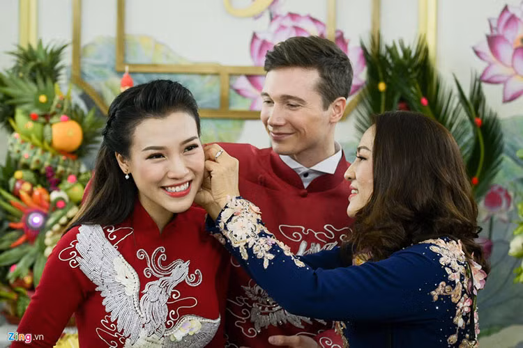 Ông xã của Hoàng Oanh sinh năm 1989, là doanh nhân đang làm việc ở Singapore và sở hữu vẻ ngoài điển trai. Ảnh: Zing