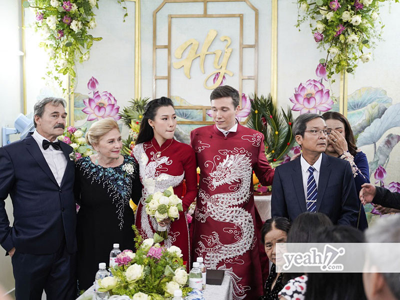 Trong lễ rước dâu, Hoàng Oanh và ông xã mặc áo dài đỏ long phượng. Ảnh: Yeah1