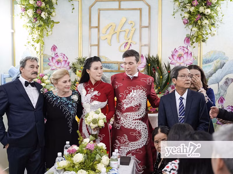Trong lễ rước dâu, Hoàng Oanh và ông xã mặc áo dài đỏ long phượng. Ảnh: Yeah1