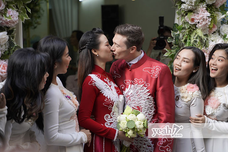 Trong lễ rước dâu, cặp đôi dành cho nhau nụ hôn ngọt ngào khiến dàn phù dâu thích thú. Ảnh: Yeah1