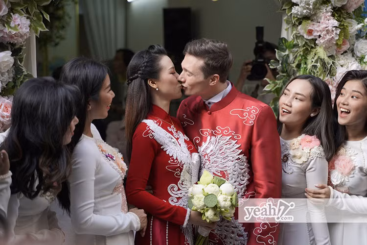 Trong lễ rước dâu, cặp đôi dành cho nhau nụ hôn ngọt ngào khiến dàn phù dâu thích thú. Ảnh: Yeah1