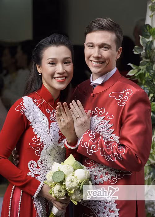 Cô dâu chú rể khoe nhẫn cưới. Ảnh: Yeah1