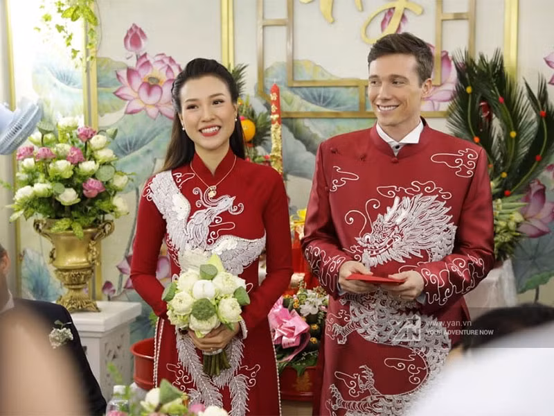 Cô dâu xuất hiện rạng rỡ dù trước đó bị sốt siêu vi. Ảnh: Yan