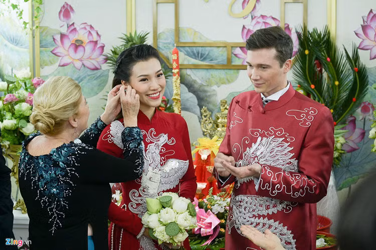 Hoàng Oanh nhận quà từ mẹ chồng người Mỹ. Ảnh: Zing