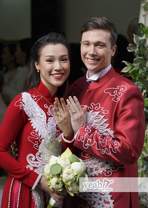 Cô dâu chú rể khoe nhẫn cưới. Ảnh: Yeah1