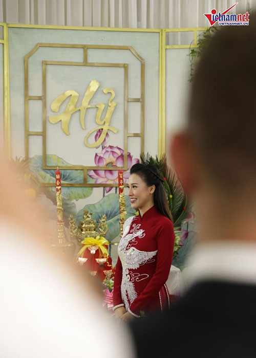 Hoang Oanh khoa moi chong Tay ngot ngao trong le ruoc dau