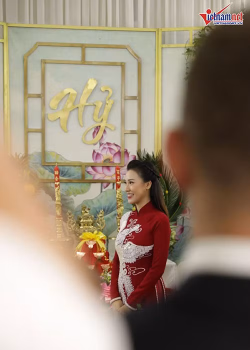 Hoang Oanh khoa moi chong Tay ngot ngao trong le ruoc dau