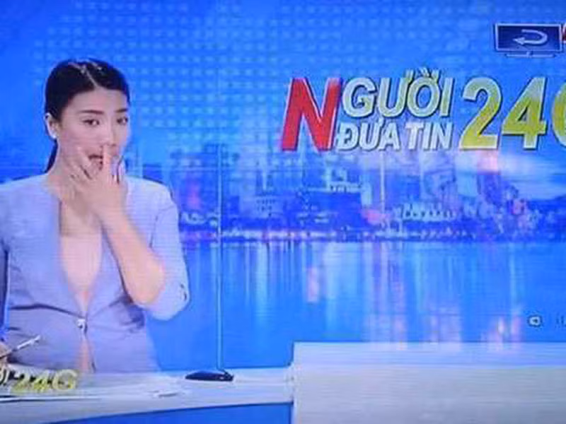 Khi dẫn chương trình truyền hình trực tiếp Người đưa tin 24G của Đài truyền hình Vĩnh Long, BTV Tuyết Vinh hồn nhiên ngoáy mũi khiến nhiều khán giả không hài lòng. Ảnh: VTC