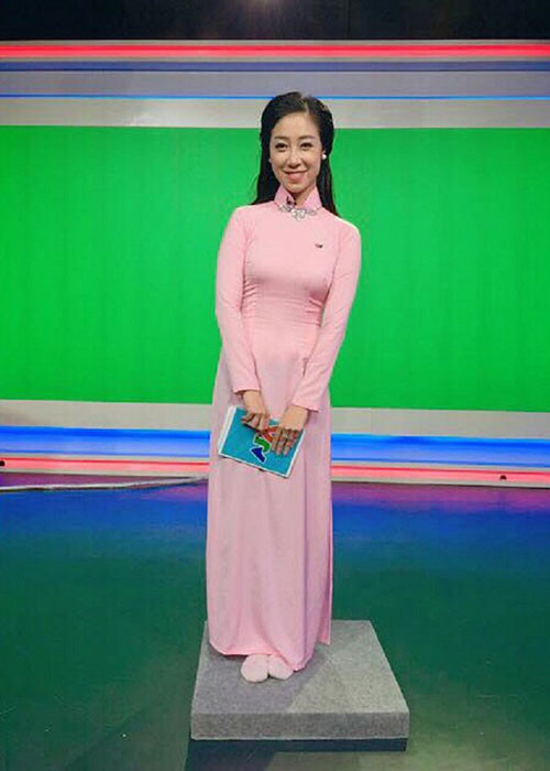 Khi quay hình, các BTV đều phải đứng trên bục ở studio trong nhà nên phần lớn không mang giày. Không may, một số BTV để lộ khoảnh khắc chân trần khi lên sóng.