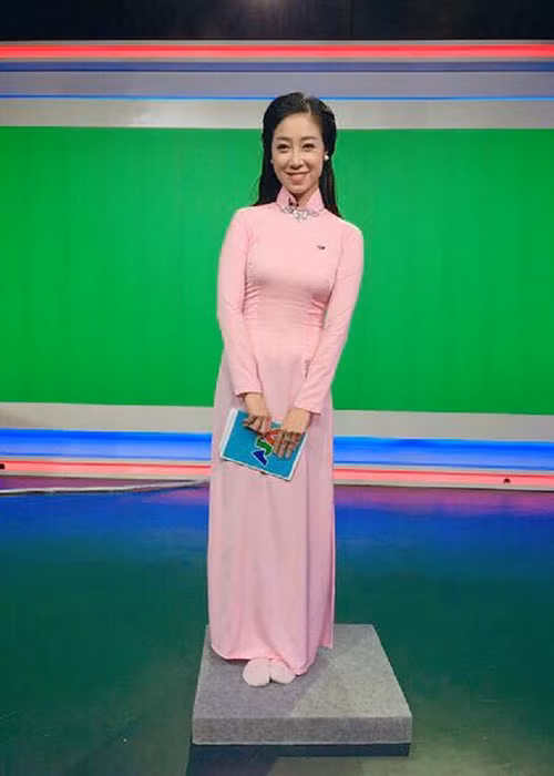 Khi quay hình, các BTV đều phải đứng trên bục ở studio trong nhà nên phần lớn không mang giày. Không may, một số BTV để lộ khoảnh khắc chân trần khi lên sóng.