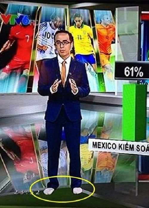 Đây không phải là lần đầu biên tập viên của VTV gặp sự cố khi lên sóng. Trước đó, BTV Khắc Cường từng để lộ khoảnh khắc chỉ đi tất trong lúc dẫn chương trình thể thao.