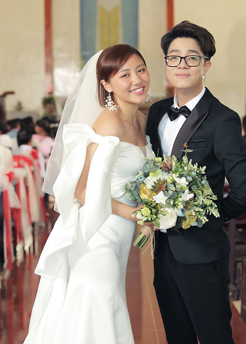 Fan càng tin vào nghi vấn Văn Mai Hương kết hôn khi phía quản lý của nữ ca sĩ được cho là đã lên báo khẳng định Văn Mai Hương sẽ tổ chức lễ cưới vào tháng 11.