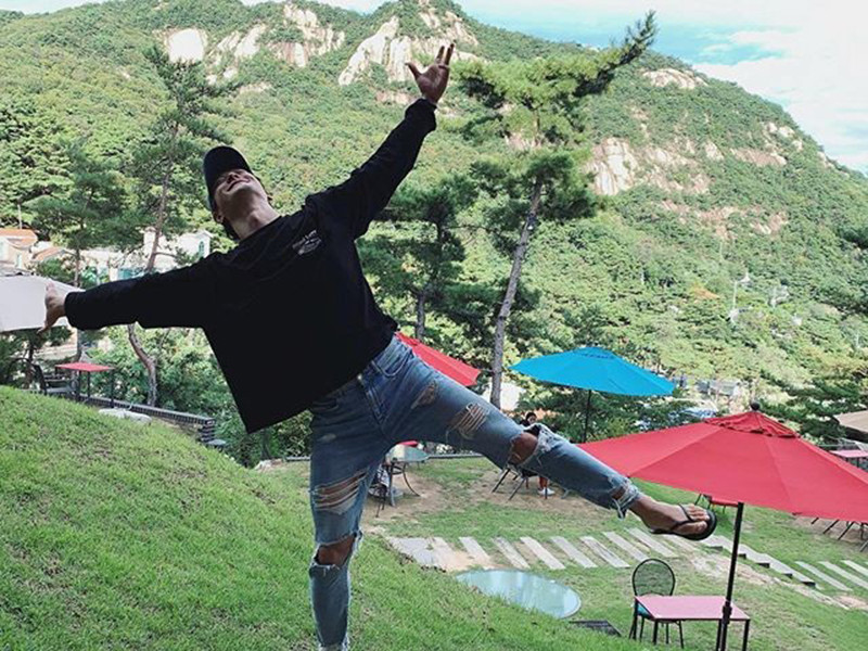 Trên trang cá nhân, tân binh sinh năm 1992 thường xuyên khoe những khoảnh khắc đời thường vui vẻ.