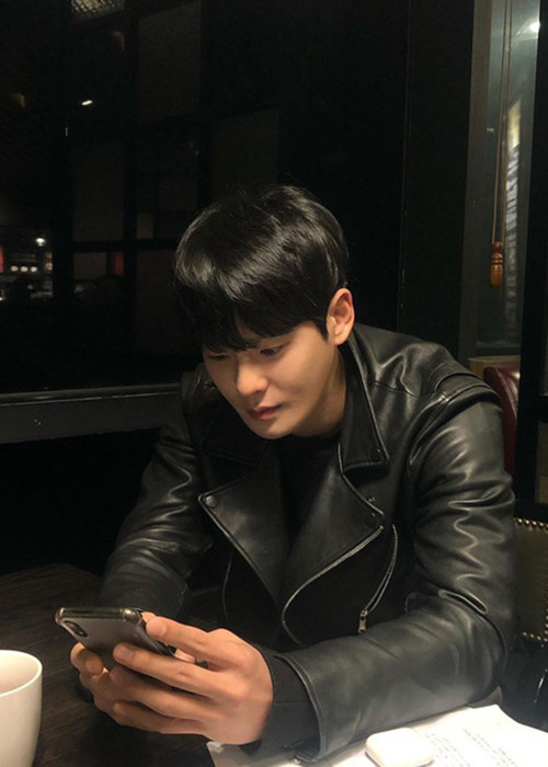 1 ngày trước khi mất, nam diễn viên sinh năm 1992 đăng tải hình ảnh cá nhân kèm lời nhắn: "Mọi người, coi chừng".