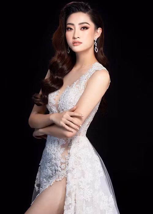 Từ Việt Nam, bố mẹ Lương Thùy Linh nhắn nhủ người đẹp gia đình luôn theo dõi và chúc cô giữ sức khỏe, thành công.