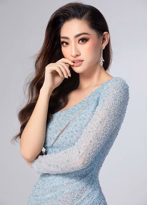 Thiết kế được đính đá giúp Lương Thùy Linh tỏa sáng trên sân khấu.