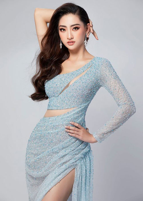 Chiếc đầm xanh cũng tôn lên vẻ gợi cảm của Lương Thùy Linh.