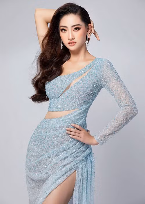 Chiếc đầm xanh cũng tôn lên vẻ gợi cảm của Lương Thùy Linh.