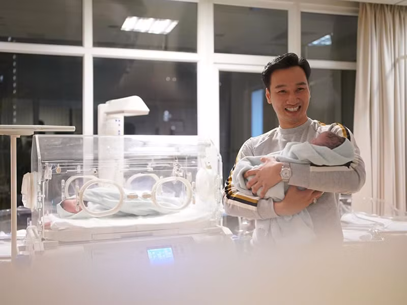 Trong giây phút đón con chào đời, Thành Trung vô cùng xúc động. "Đó là một cảm giác lâng lâng, ngấm từ từ qua các giác quan để rồi đọng lại ở bên ngực trái, nơi có trái tim đập rộn ràng vì ước nguyện đã thành sự thật", Thành Trung chia sẻ.