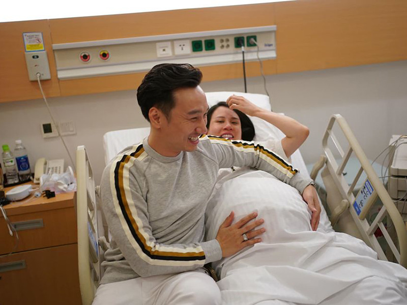 Tối ngày 10/12, Thành Trung túc trực bên cạnh bà xã trong phút lâm bồn.