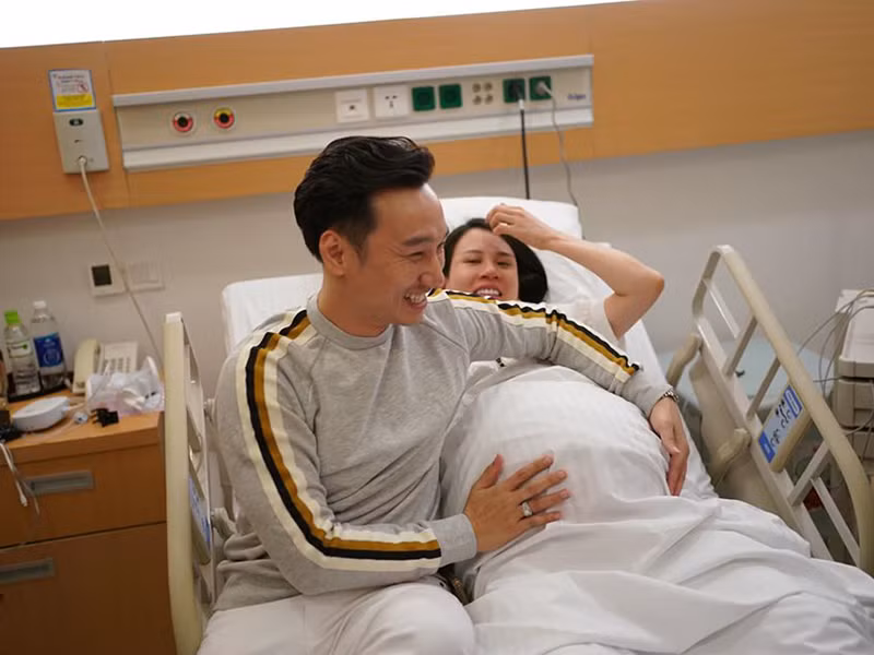 Tối ngày 10/12, Thành Trung túc trực bên cạnh bà xã trong phút lâm bồn.