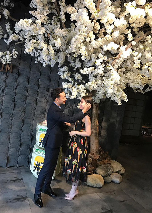 Nam MC cho biết, vợ chồng anh như đôi yêu nhau sống chung một nhà.