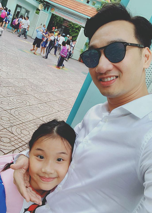 Trước cặp song sinh, Thành Trung có một cô con gái đang sống với vợ cũ. Nam MC khẳng định con gái không có gì thiệt bởi anh vẫn dạy dỗ và dành những điều tốt đẹp nhất cho con.