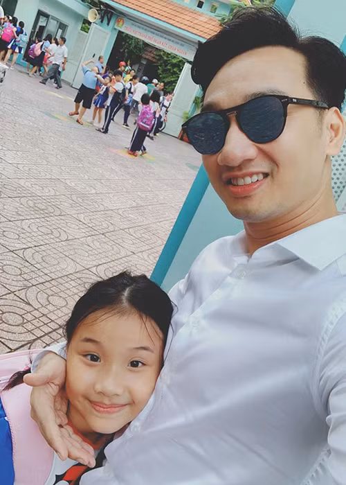 Trước cặp song sinh, Thành Trung có một cô con gái đang sống với vợ cũ. Nam MC khẳng định con gái không có gì thiệt bởi anh vẫn dạy dỗ và dành những điều tốt đẹp nhất cho con.