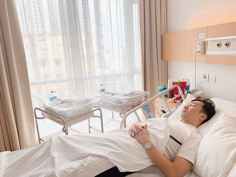 Vào viện chăm các con và vợ, MC ngủ thiếp trên giường.