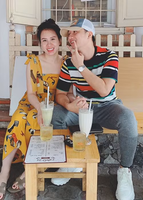 Khi vợ mang bầu, Thành Trung thường đưa cô đi du lịch và hạn chế nhận show để chăm lo sức khỏe của vợ.