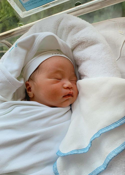 Hai cậu con trai của nam MC được khen kháu khỉnh.