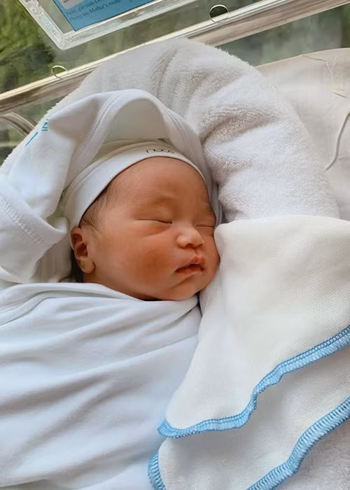 Hai cậu con trai của nam MC được khen kháu khỉnh.