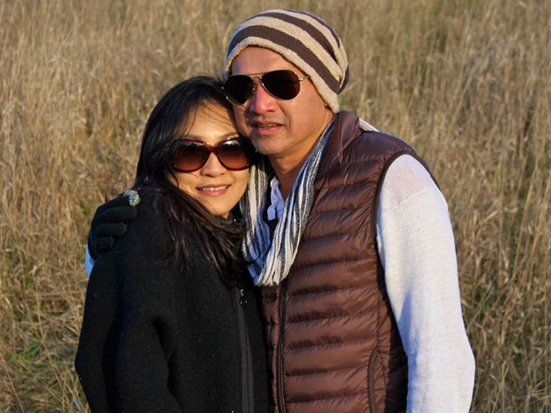 Trước khi kết hôn, Quang Minh và Hồng Đào từng hẹn hò nhưng sau đó chia tay. Ở Mỹ, Quang Minh lập gia đình còn ở Việt Nam, Hồng Đào vẫn lẻ bóng.