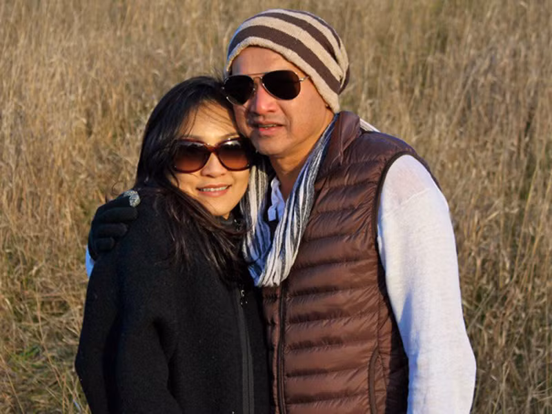 Trước khi kết hôn, Quang Minh và Hồng Đào từng hẹn hò nhưng sau đó chia tay. Ở Mỹ, Quang Minh lập gia đình còn ở Việt Nam, Hồng Đào vẫn lẻ bóng.