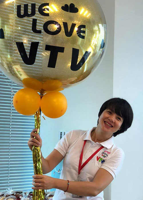 “Gia đình là nơi chốn đầu tiên và cũng là cuối cùng, còn công việc là niềm đam mê và làm cho cuộc sống trở nên có ý nghĩa”, cô nói.