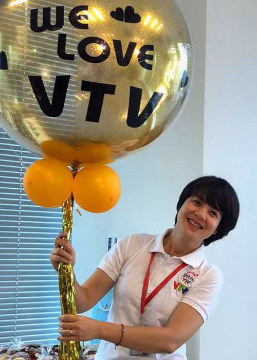 “Gia đình là nơi chốn đầu tiên và cũng là cuối cùng, còn công việc là niềm đam mê và làm cho cuộc sống trở nên có ý nghĩa”, cô nói.