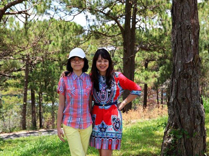 Nữ MC có sự trợ giúp đắc lực của cô con gái đầu lòng từ đi chợ, nấu cơm, dọn dẹp đến chăm em. Ảnh: Pháp luật xã hội