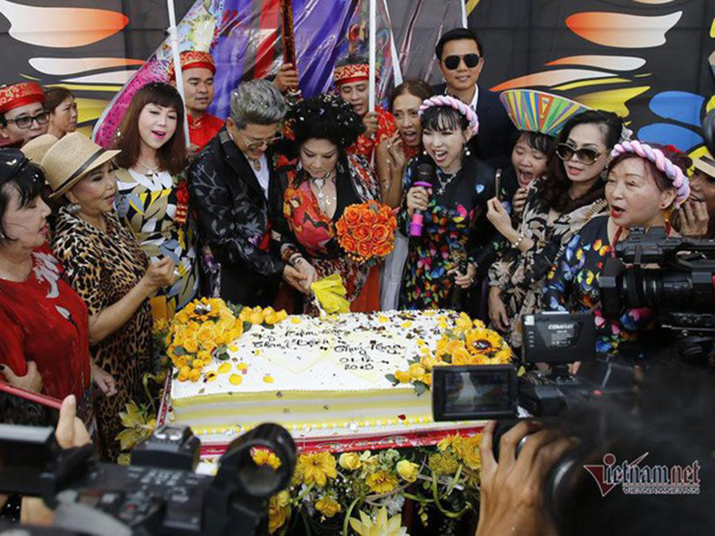 Buổi tiệc vừa mừng sinh nhật Thanh Bạch vừa kỷ niệm ngày cưới nên được tổ chức khá rình rang. Ảnh: Vietnamnet